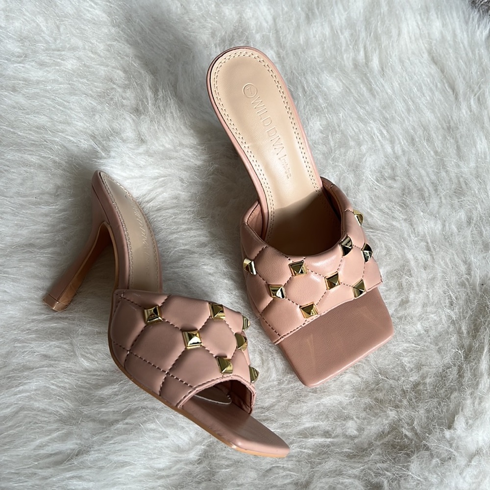 NWT ✨Nude Rockstud square toe heels - Picture 3 of 7